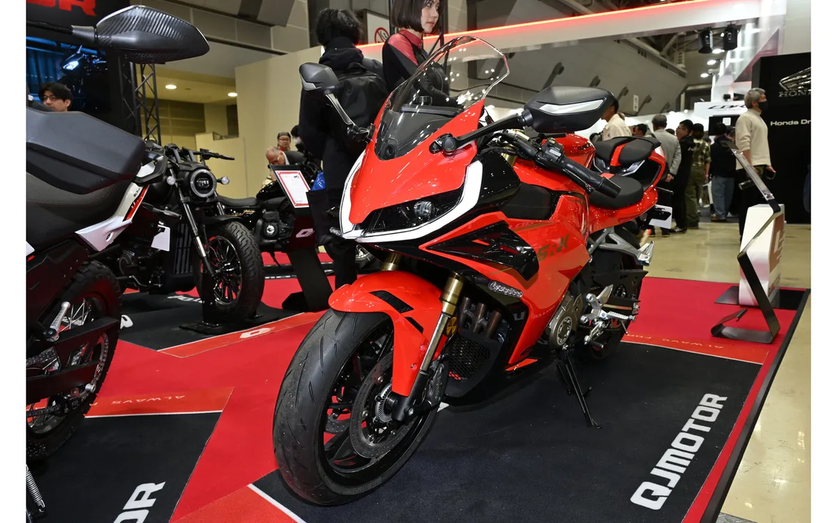 Из Китая прибывает 4-цилиндровый суперспорт 400cc: QJ Motor SRK400RS бросает вызов новой CBR на Токийском мотосалоне 2026