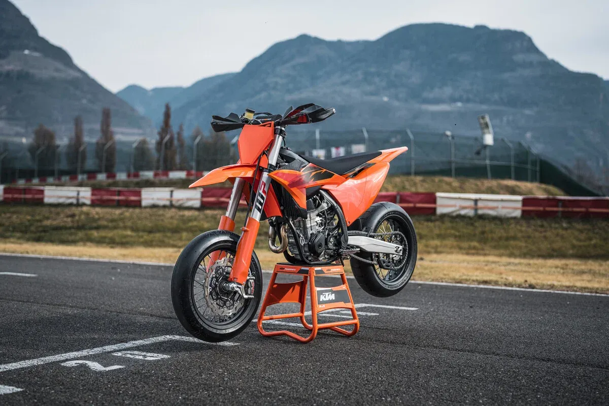 2027 KTM 450 SMR получил новый облик и выгодное предложение для покупателей — фото 2