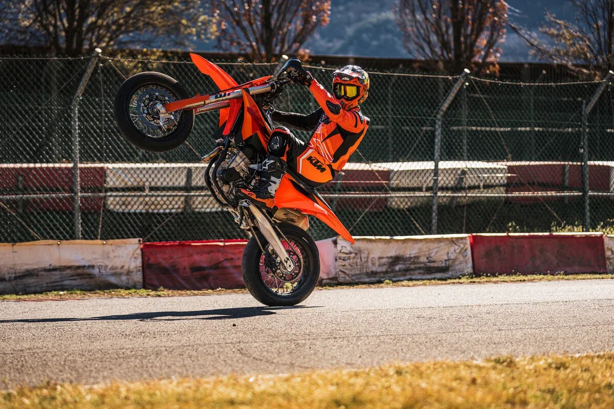 2027 KTM 450 SMR получил новый облик и выгодное предложение для покупателей — фото 3
