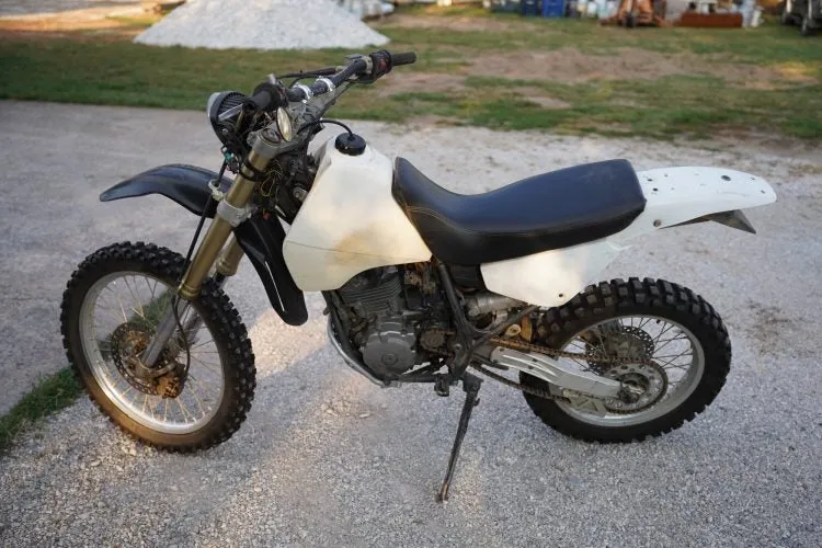 1995 Suzuki DR350: Надёжный мотоцикл, готовый к доработкам — фото 2