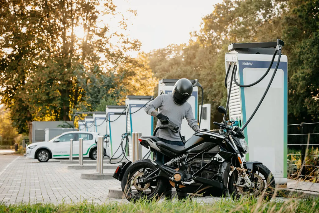 Zero Motorcycles анонсирует быструю зарядку Level 3 DC с 2027 года — фото 2