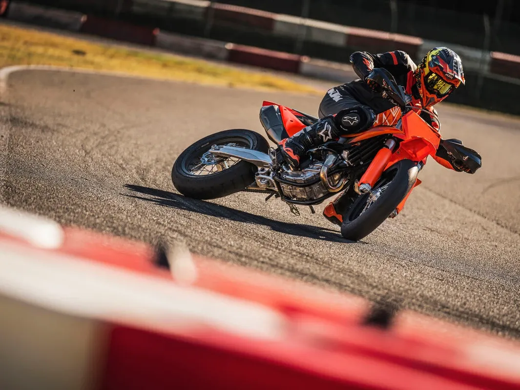 KTM 450 SMR 2027 получила единственное улучшение, которого ждали все райдеры — фото 2