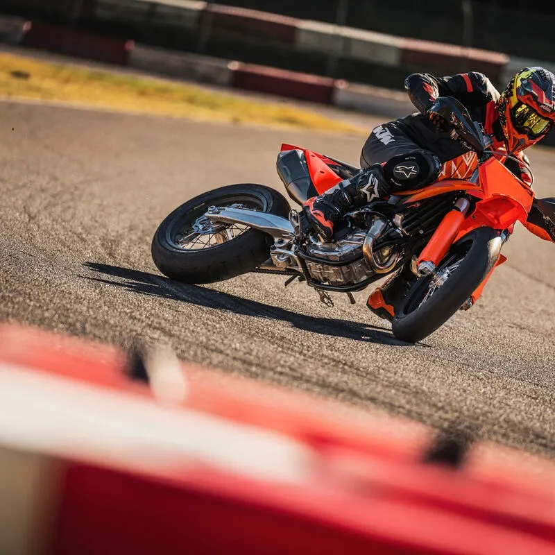KTM 450 SMR 2027 получила единственное улучшение, которого ждали все райдеры — фото 3