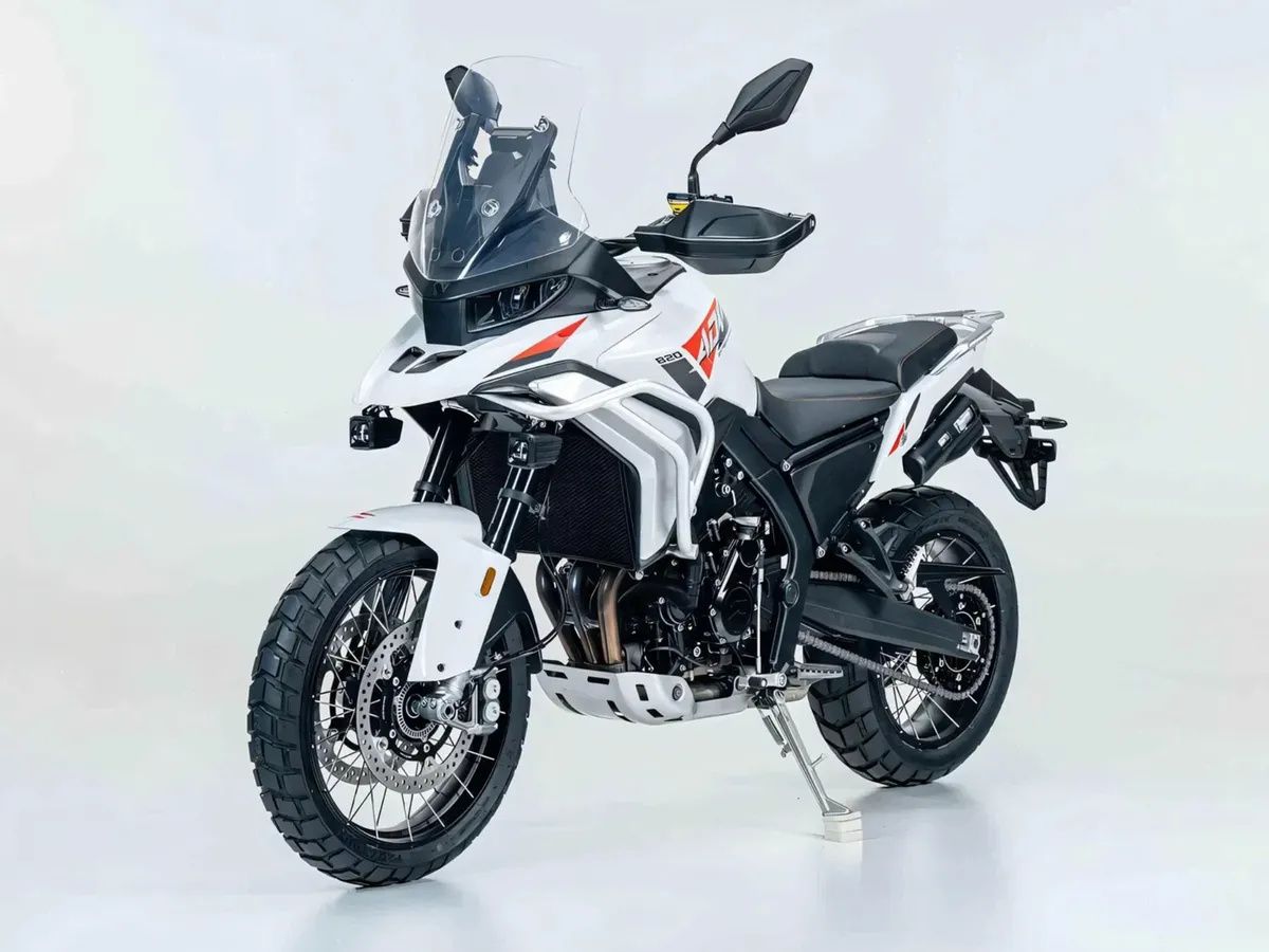 Китай бросает вызов Triumph: новый трехцилиндровый приключенческий мотоцикл — фото 2