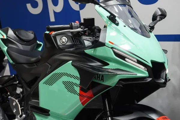 Япония: Yamaha представила новые YZF-R3 и YZF-R25 в цвете Light Green — фото 3