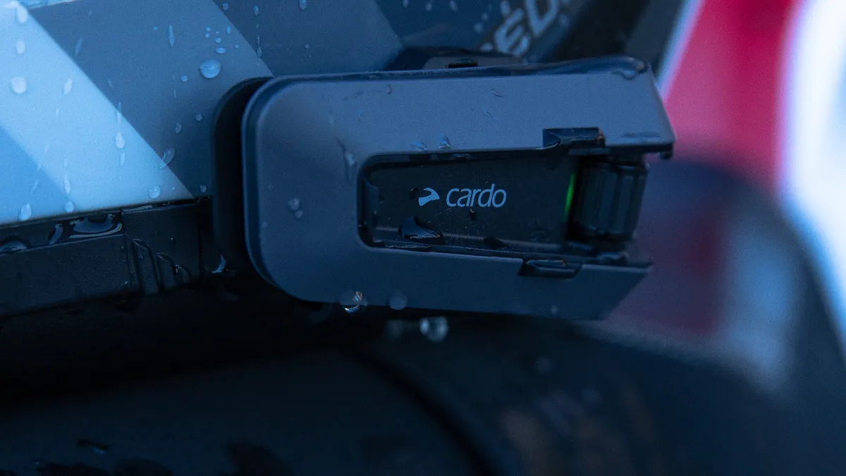 Cardo представила новую гарнитуру Packtalk Edge для мотошлемов