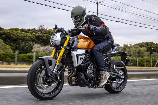 Тест-драйв Suzuki GSX-8T: не просто «ретро», а мощный современный нейкед — фото 4