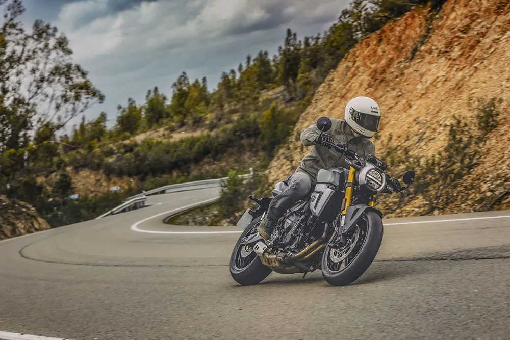 Suzuki представила нео-ретро GSX-8T и GSX-8TT: дань уважения легендарному T500 — фото 3