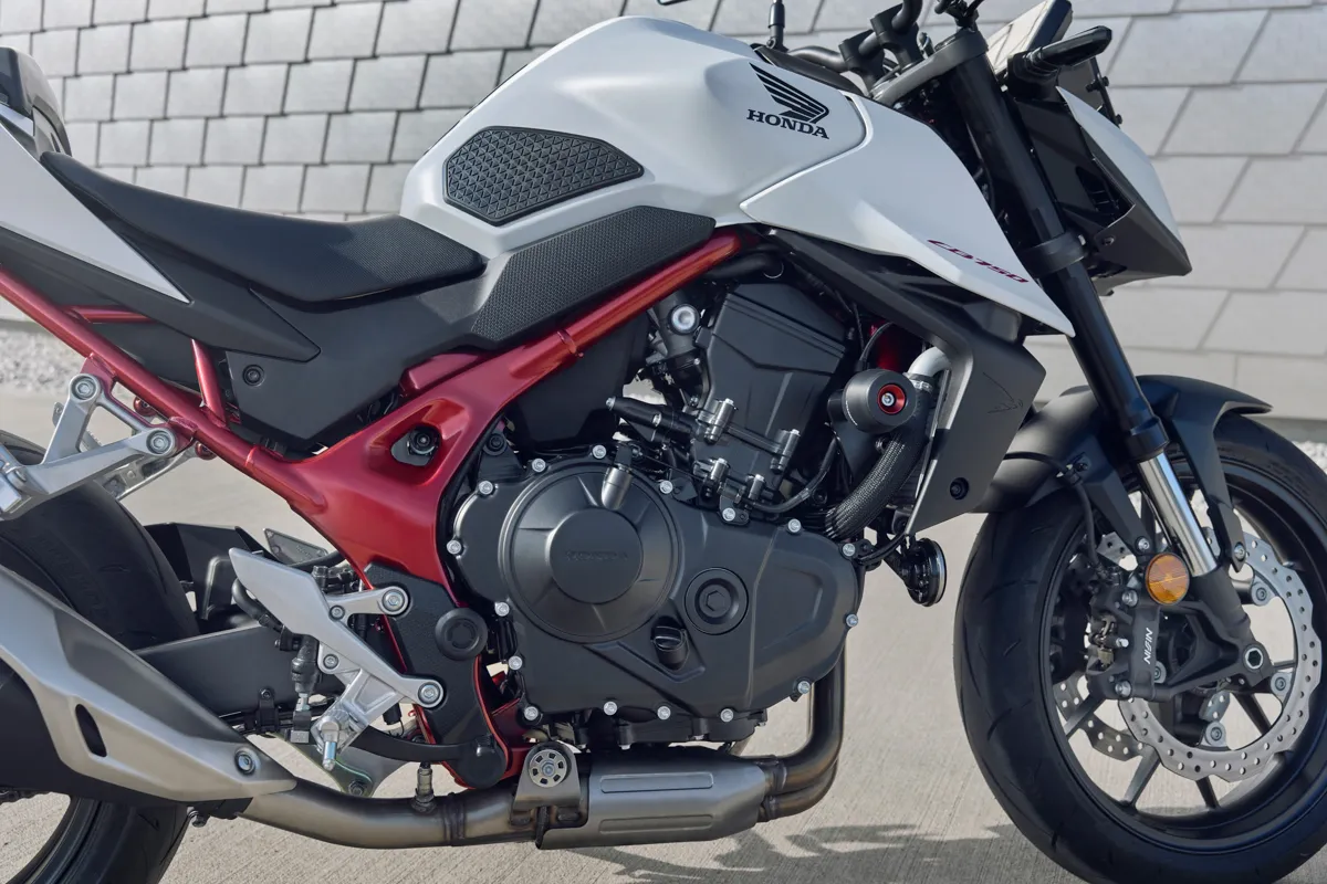 Honda CB750 2025 выходит на малайзийский рынок: обновлённый стритфайтер с новыми технологиями — фото 2