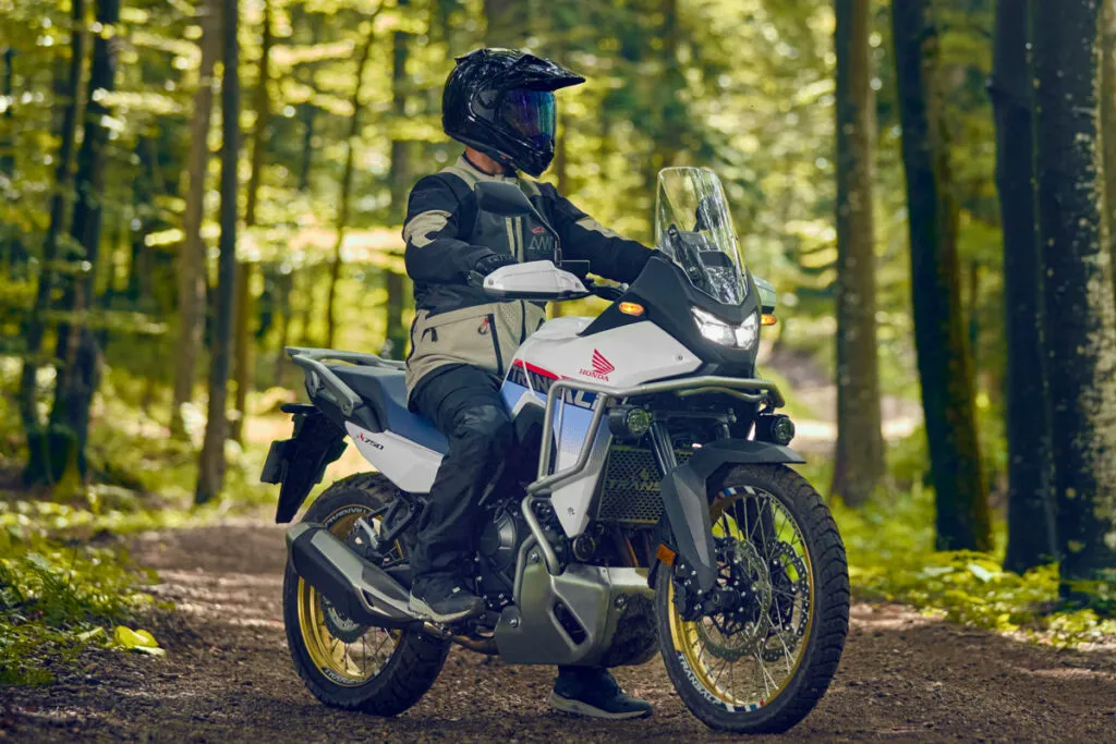 Honda Transalp 750 2025 выходит на малайзийский рынок: цена и оснащение — фото 2