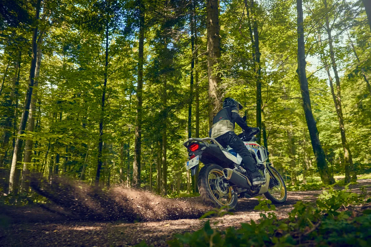 Honda Transalp 750 2025 выходит на малайзийский рынок: цена и оснащение — фото 3