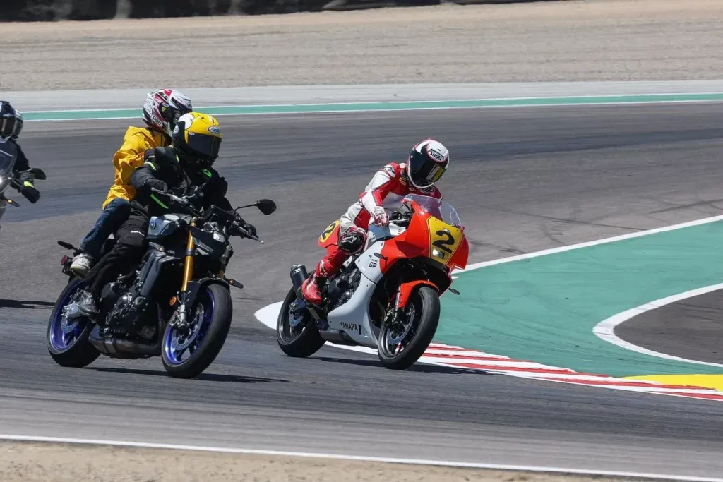 Уэйн Рейни снова в седле: легенда MotoGP проехала по Лагуне Секе спустя 32 года — фото 2