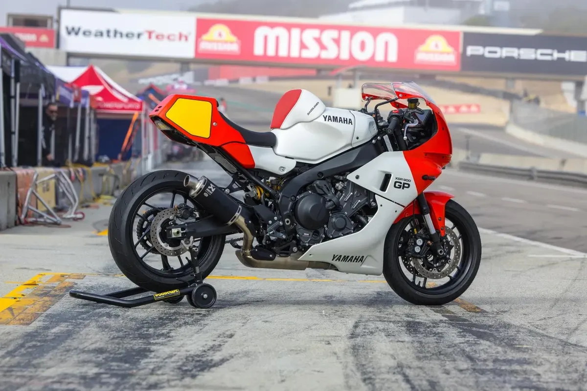 Уэйн Рейни снова в седле: легенда MotoGP проехала по Лагуне Секе спустя 32 года — фото 3