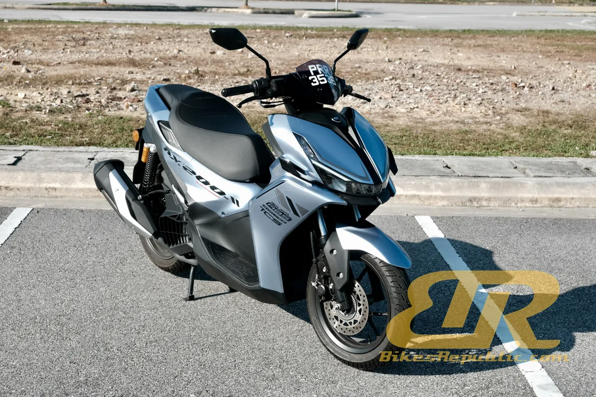 QJMotor AX200s 2025: городской спорт-скутер, который удивляет динамикой и управляемостью