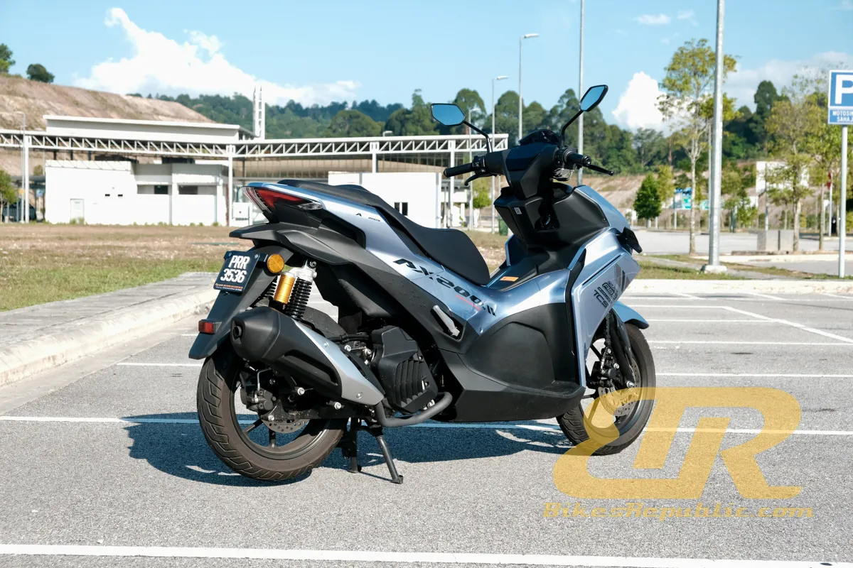 QJMotor AX200s 2025: городской спорт-скутер, который удивляет динамикой и управляемостью — фото 2