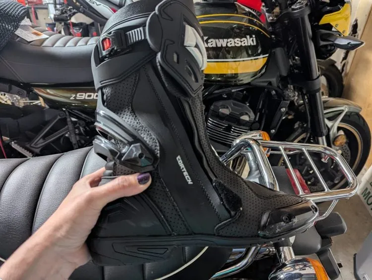 Новые воздухопроницаемые ботинки Dainese Nexus 3 «In & Out»