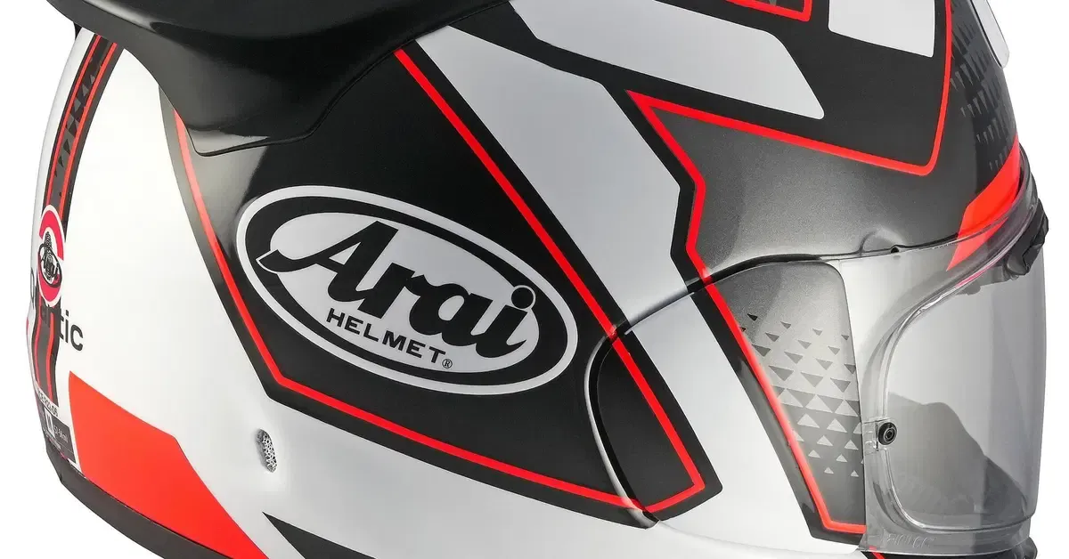 Arai Quantic Giu Red — новый спортивно-туристический шлем