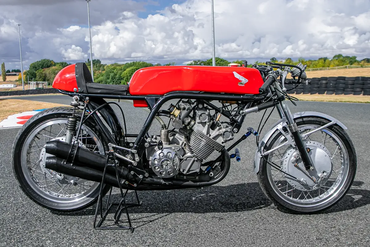 Мотоцикл Honda RC173 Майка Хейлвуда 1966 года выставлен на аукцион — фото 3