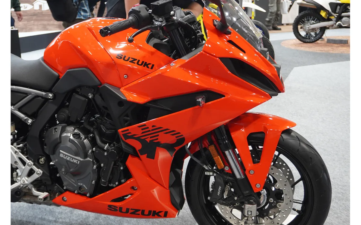 Сюрприз от Suzuki — новый «ярко-оранжевый» GSX-8R! Официальное объявление в ближайшее время... Мотосалон в Осаке 2026