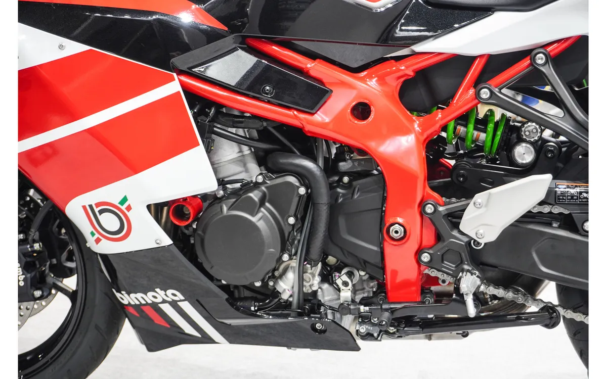 Bimota KB399 с 4-цилиндровым двигателем Kawasaki объёмом 400 куб. см выйдет в Японии весной 2027 года — фото 2