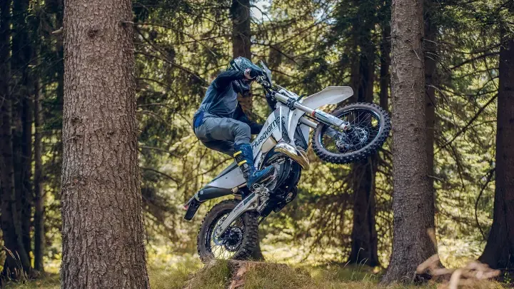 Husqvarna представила эндуро-флагман 2027 TE 300 Pro: заводской тюнинг и белая рама