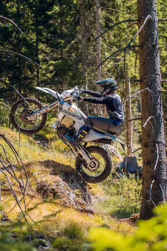 Husqvarna представила эндуро-флагман 2027 TE 300 Pro: заводской тюнинг и белая рама — фото 3