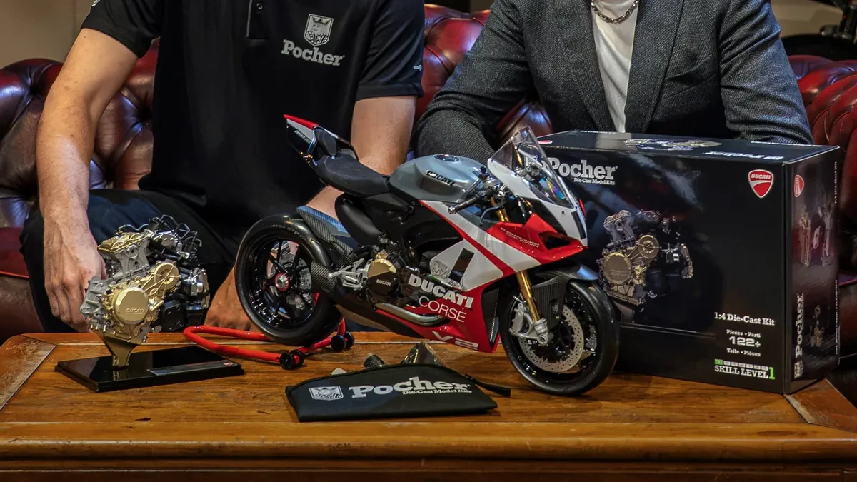 Carl Fogarty помог Pocher представить масштабную модель Ducati Panigale V2 Superquadro Final Edition в масштабе 1:4