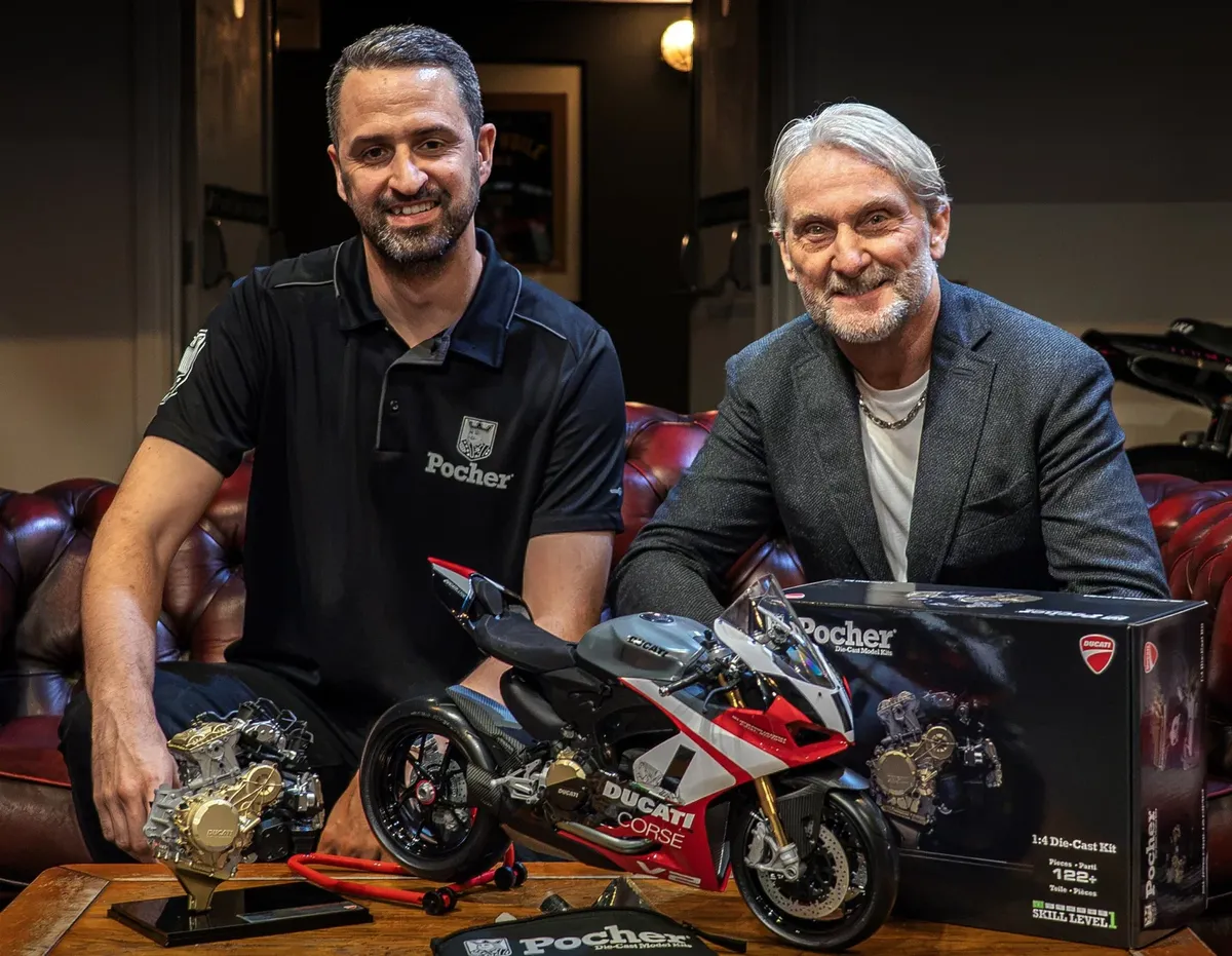 Carl Fogarty помог Pocher представить масштабную модель Ducati Panigale V2 Superquadro Final Edition в масштабе 1:4 — фото 2