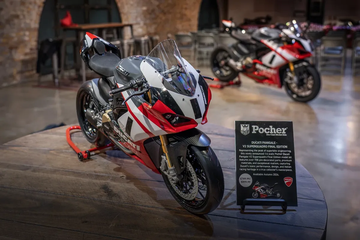 Carl Fogarty помог Pocher представить масштабную модель Ducati Panigale V2 Superquadro Final Edition в масштабе 1:4 — фото 3