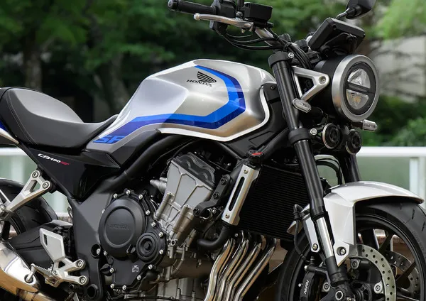 Возрождённая Honda CB400 Super Four продаётся отлично: около 2700 заказов за две недели, самый популярный цвет — Wolf Silver