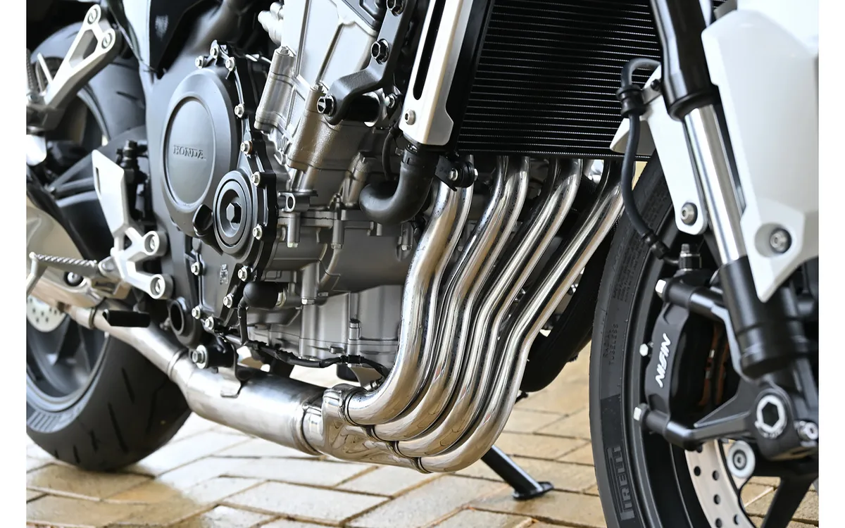 Возрождённая Honda CB400 Super Four продаётся отлично: около 2700 заказов за две недели, самый популярный цвет — Wolf Silver — фото 4