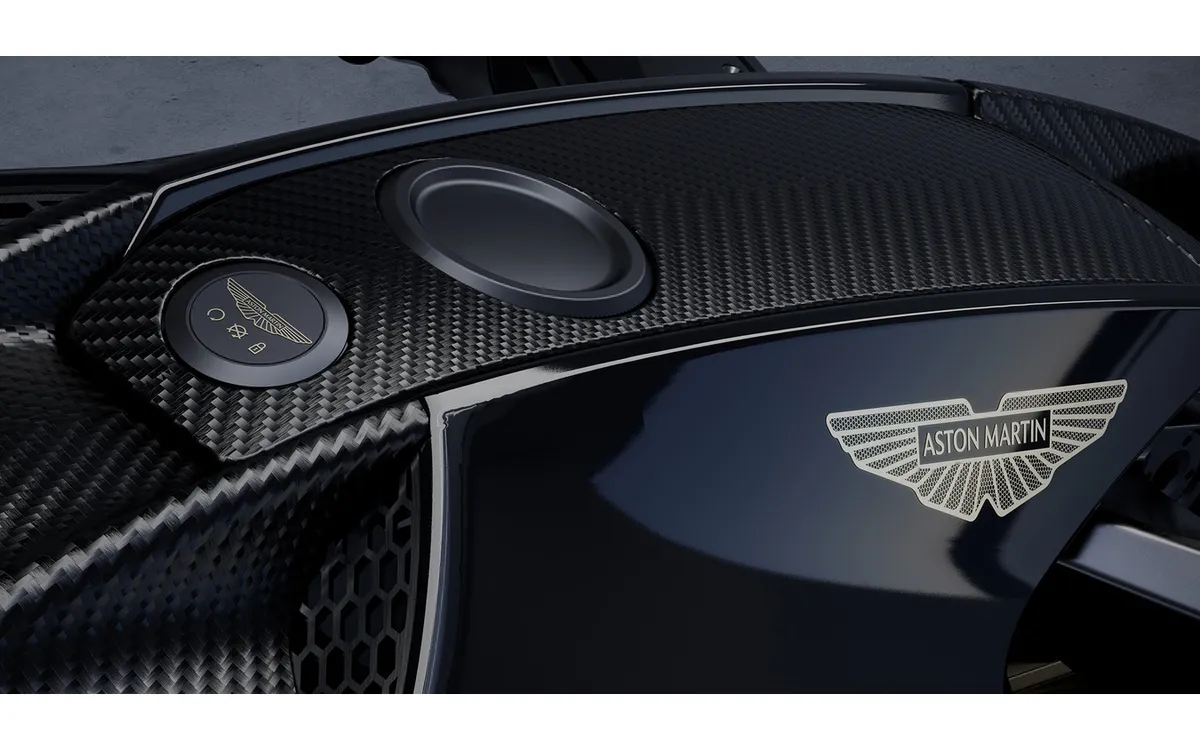 «Что за чертовщина?» «Как из аниме»: Aston Martin представил первый дорожный мотоцикл AMB 002 — соцсети в недоумении — фото 2