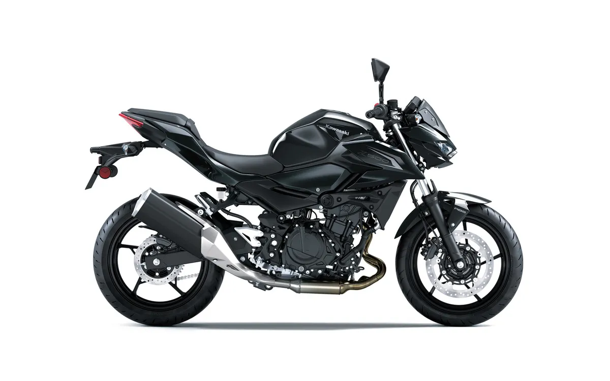 Kawasaki Z500 2027 года: 847 000 иен, старт продаж 17 октября, новый цвет Ebony × Metallic Carbon Gray — фото 2