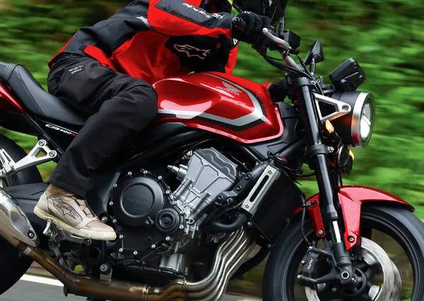 Тест-драйв Honda CB400 Super Four: без VTEC, но с характером — что показал новый четырёхцилиндровый двигатель до 12 000 об/мин