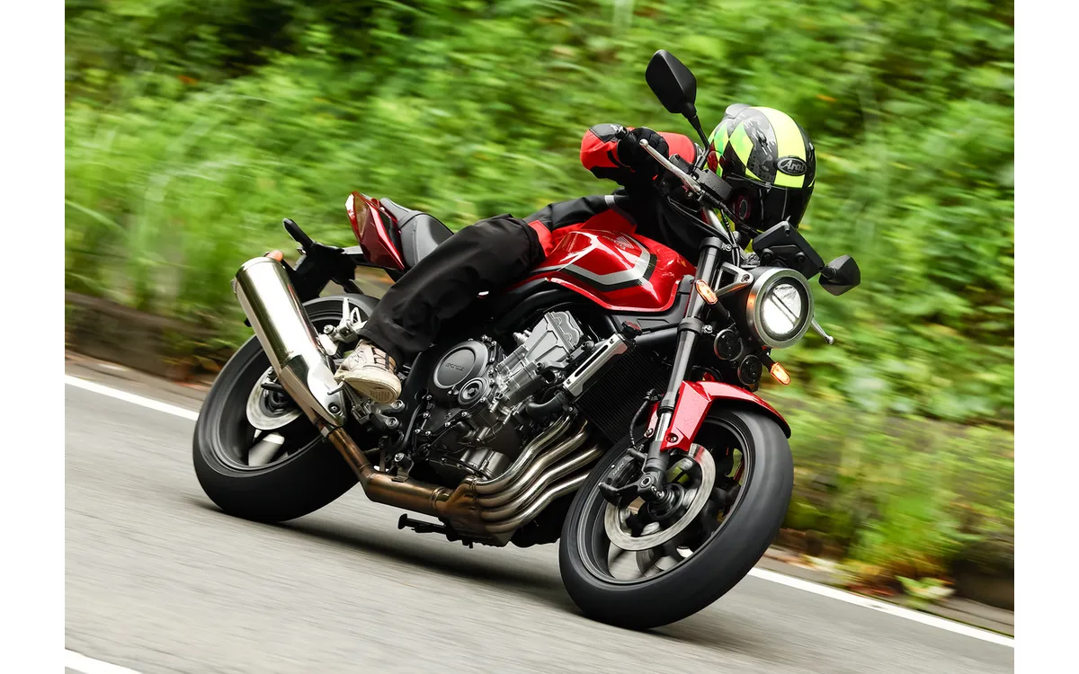Тест-драйв Honda CB400 Super Four: без VTEC, но с характером — что показал новый четырёхцилиндровый двигатель до 12 000 об/мин — фото 2