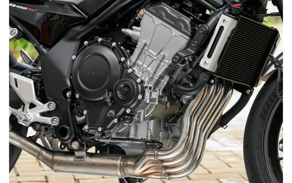 Тест-драйв Honda CB400 Super Four: без VTEC, но с характером — что показал новый четырёхцилиндровый двигатель до 12 000 об/мин — фото 3