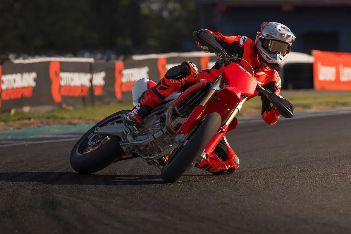 Ducati Desmo450 SM: первый заводской гоночный супермото из Борго-Панигале раскрыл характеристики