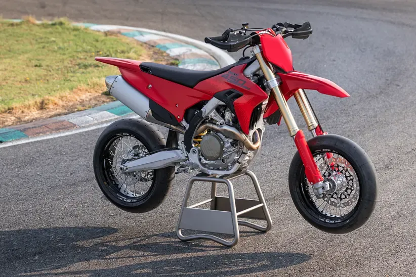 Ducati Desmo450 SM: первый заводской гоночный супермото из Борго-Панигале раскрыл характеристики — фото 3