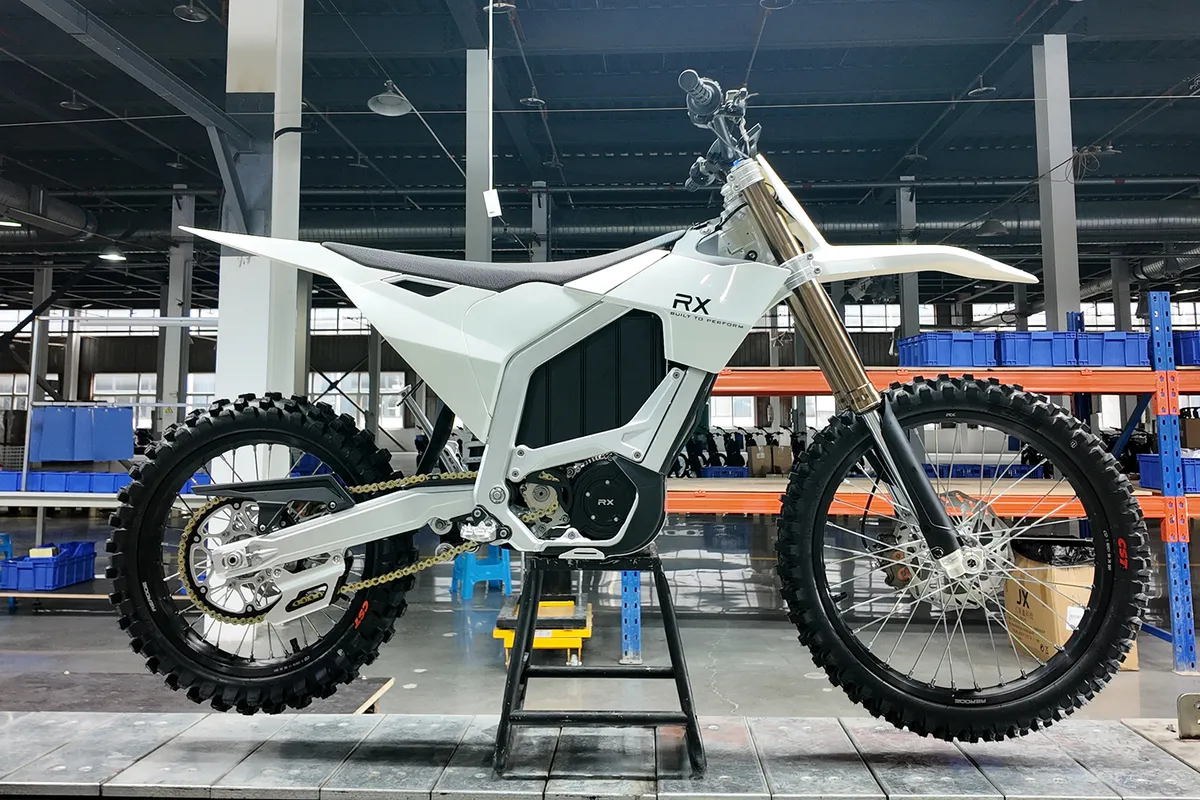 Rerode и Pinned Electric представили новый RX 2027 года — среднеразмерный электромотоцикл мощностью 35 кВт — фото 2