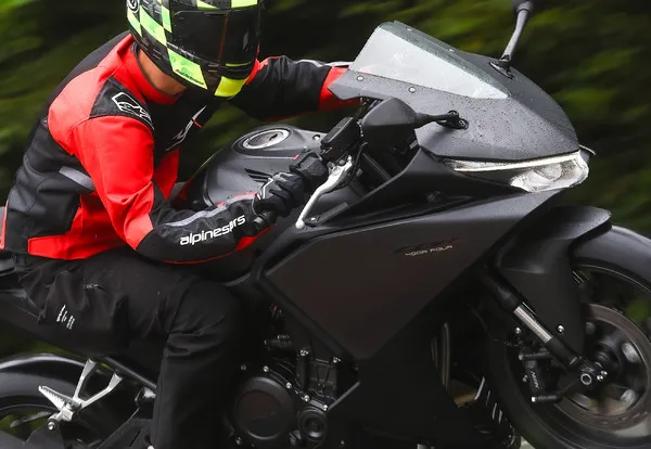 Honda CBR400R FOUR: тест-драйв — это не просто CB400 Super Four с обтекателем
