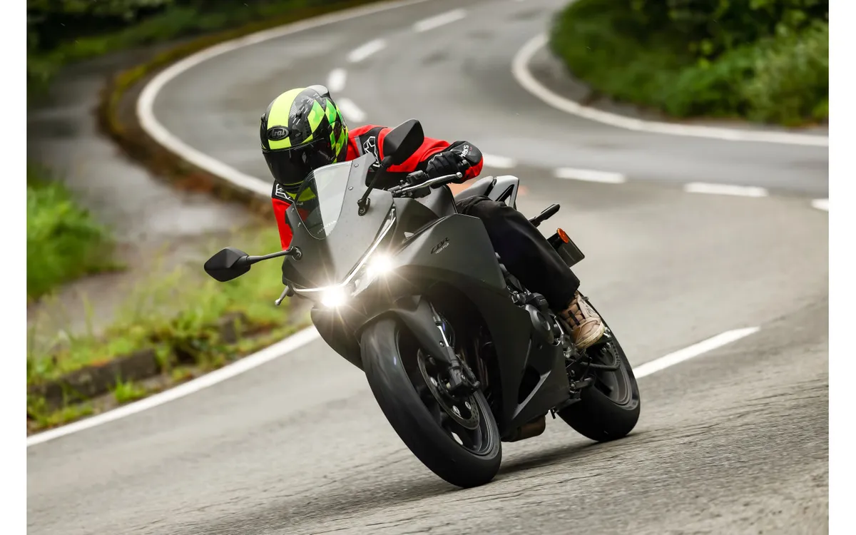 Honda CBR400R FOUR: тест-драйв — это не просто CB400 Super Four с обтекателем — фото 2