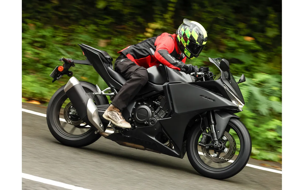 Honda CBR400R FOUR: тест-драйв — это не просто CB400 Super Four с обтекателем — фото 4
