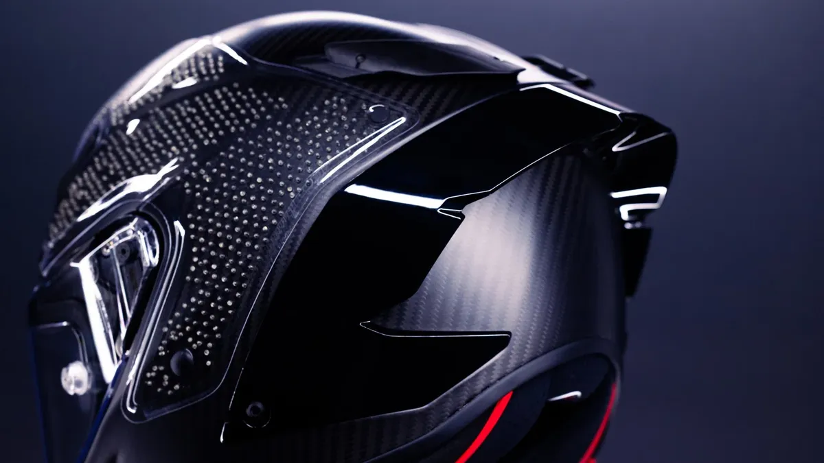 Новый шлем AGV Pista GP R3 снижает риск сотрясения мозга в шесть раз