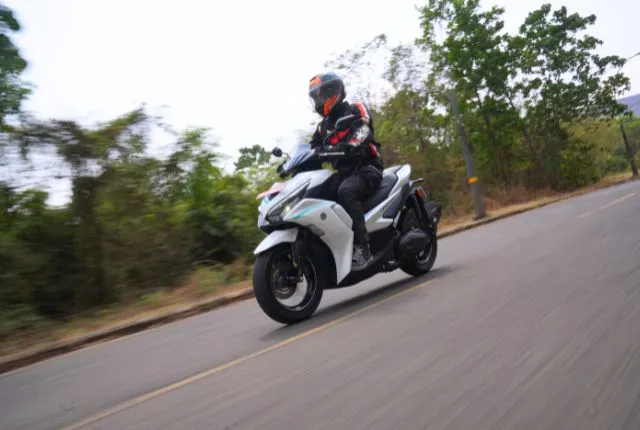 Yamaha Aerox-E: производительный электросамокат с ограниченным запасом хода — фото 2