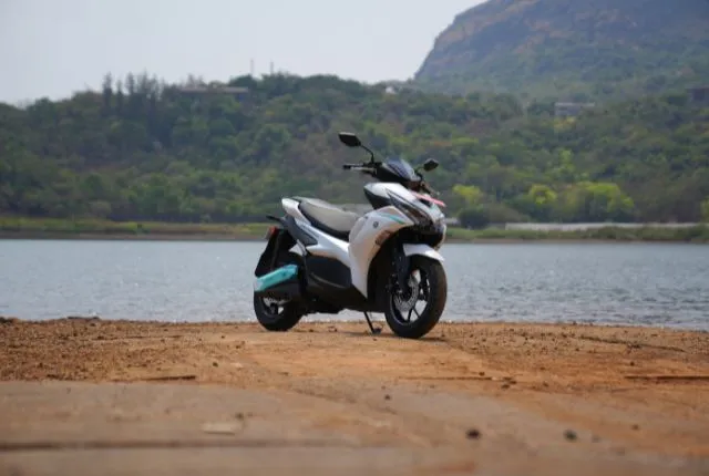 Yamaha Aerox-E: производительный электросамокат с ограниченным запасом хода — фото 3