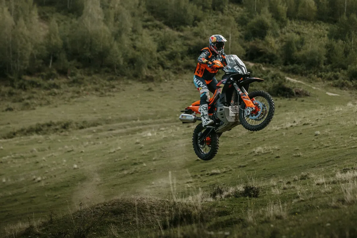 KTM представила 890 Adventure R Rally 2027: гоночные технологии для бездорожья