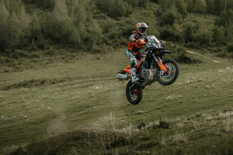 KTM представила 890 Adventure R Rally 2027: гоночные технологии для бездорожья — фото 2
