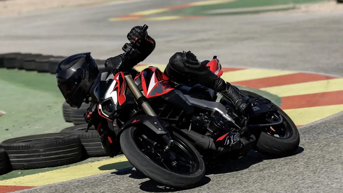 Bajaj Pulsar NS 400 появился в Испании с режимами езды и мощностью 40 л.с. по цене 125-кубового мотоцикла