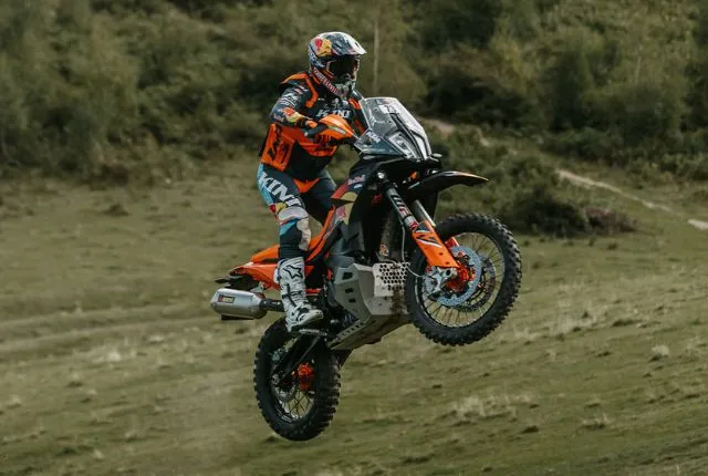 KTM представила 890 Adventure R Rally для зарубежных рынков — фото 2
