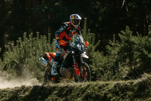 KTM представила 890 Adventure R Rally для зарубежных рынков